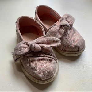 Tiny Toms || Size 5 || Shimmer Pink with Bows